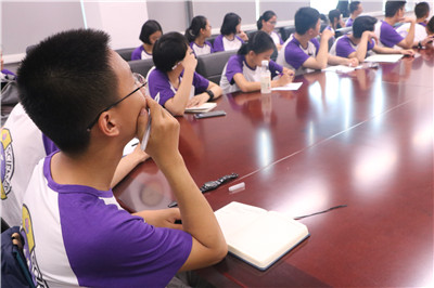 同学聆听康云老师讲座.jpg