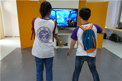 同学体验虚拟现实游戏.jpg