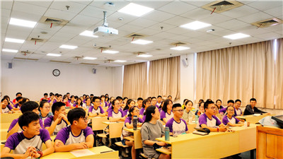 同学们聆听曹晋老师讲座.jpg